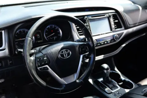 More photos of 2017 Toyota Highlander SE Sport Utility 4D at Torresdey Motors Alameda, TX