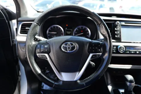 More photos of 2017 Toyota Highlander SE Sport Utility 4D at Torresdey Motors Alameda, TX