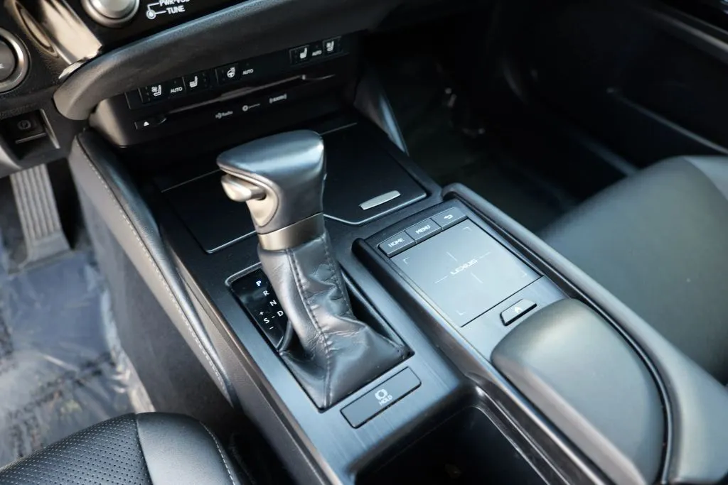 Lexus ES photo 13