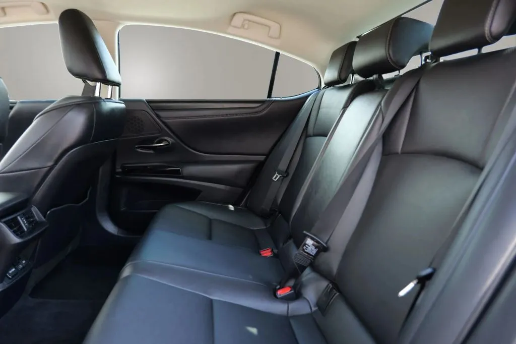 Lexus ES photo 11