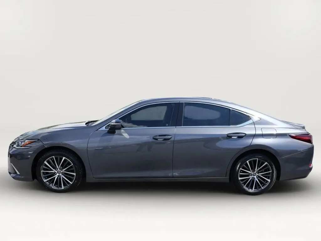 Lexus ES photo 2