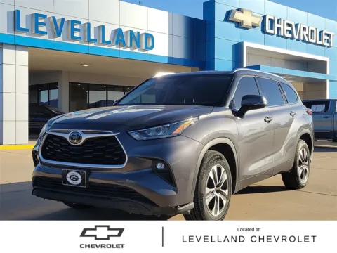 Gray 2020 Toyota Highlander XLE for sale in Levelland, TX
