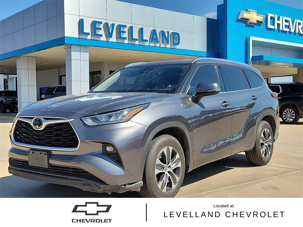 Gray 2020 Toyota Highlander XLE for sale in Levelland, TX
