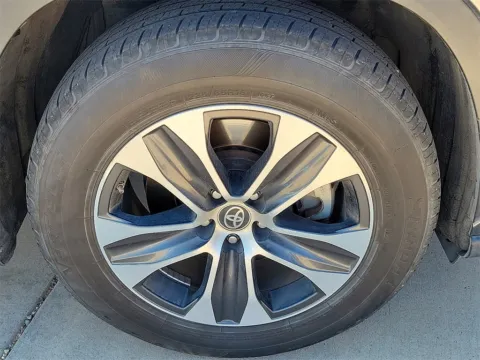 More photos of 2020 Toyota Highlander XLE at Levelland Chevrolet Buick GMC, TX