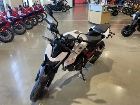 More photos of 2025 Honda CB750 Hornet at Dell's Honda Powerhouse, MO