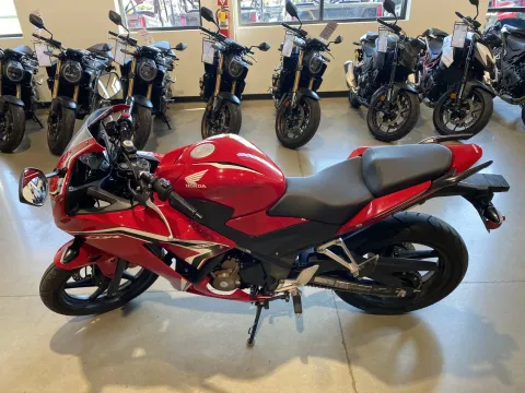 More photos of 2021 Honda CBR300R at Dell's Honda Powerhouse, MO