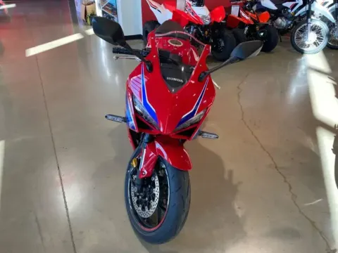 Another view of 2025 Honda CBR650R E-Clutch for sale in Grain Valley, MO at Dell's Honda Powerhouse