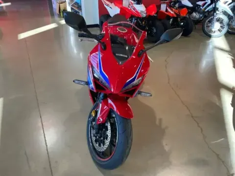 Another view of 2025 Honda CBR650R E-Clutch for sale in Grain Valley, MO at Dell's Honda Powerhouse