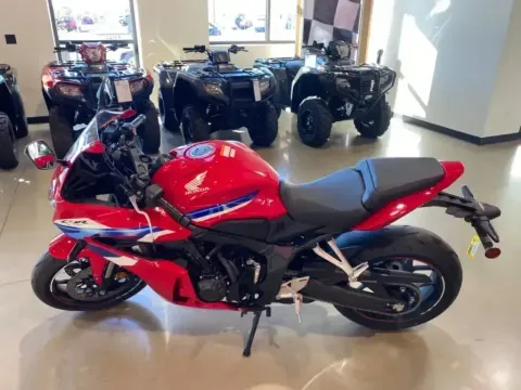 More photos of 2025 Honda CBR650R E-Clutch at Dell's Honda Powerhouse, MO