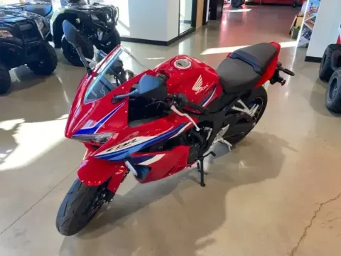 More photos of 2025 Honda CBR650R E-Clutch at Dell's Honda Powerhouse, MO