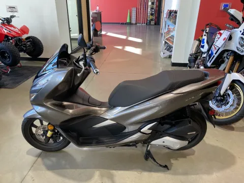 More photos of 2019 HONDA PCX150 at Dell's Honda Powerhouse, MO