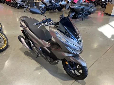 Photos of 2019 HONDA PCX150 for sale in Grain Valley, MO at Dell's Honda Powerhouse