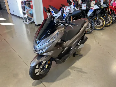 More photos of 2019 HONDA PCX150 at Dell's Honda Powerhouse, MO