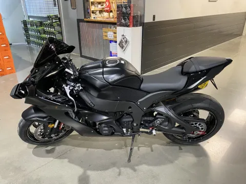 More photos of 2025 Kawasaki Ninja ZX-10R at Dell's Powersports, MO