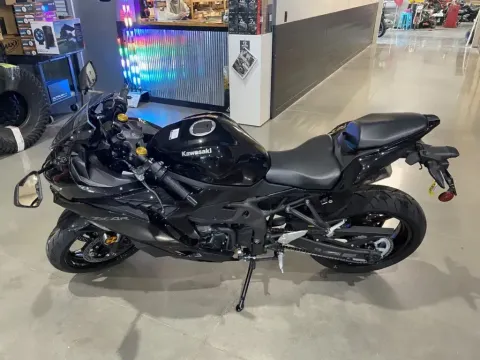 More photos of 2025 Kawasaki Ninja ZX-4R ABS at Dell's Powersports, MO