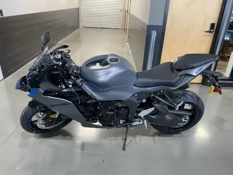More photos of 2025 Kawasaki Ninja ZX-6R at Dell's Powersports, MO