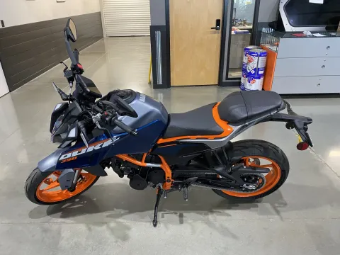 More photos of 2025 KTM Duke 390 at Dell's Powersports, MO
