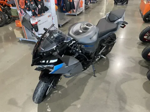 More photos of 2025 Kawasaki Ninja ZX-6R ABS at Dell's Powersports, MO