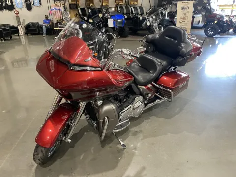 More photos of 2016 Harley-Davidson Road Glide CVO Ultra at Dell's Powersports, MO