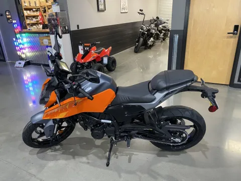 More photos of 2024 KTM Duke 250 at Dell's Powersports, MO