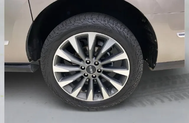 Lincoln Navigator L photo 19