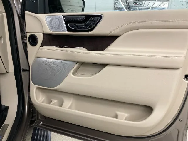 Lincoln Navigator L photo 28