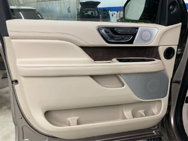Lincoln Navigator L photo 26