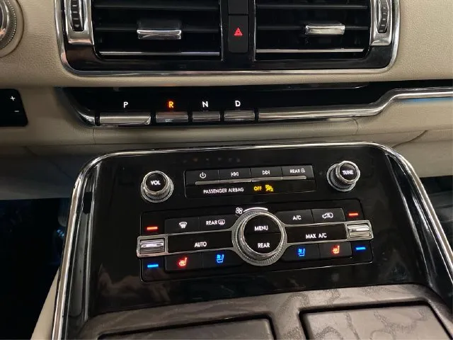 Lincoln Navigator L photo 33
