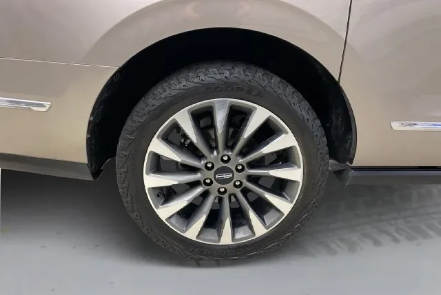 Lincoln Navigator L photo 18