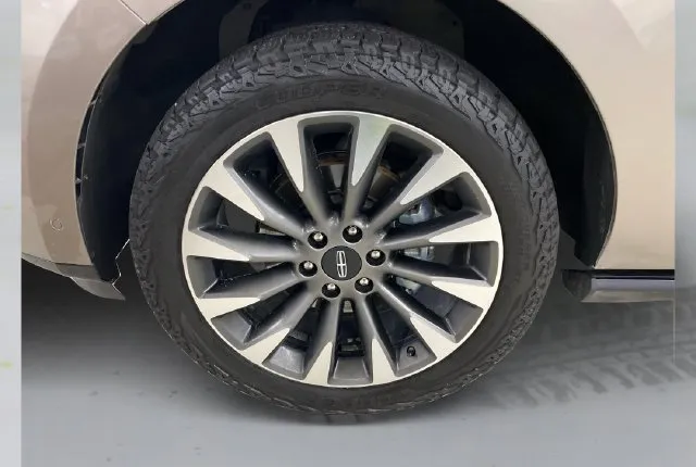 Lincoln Navigator L photo 20