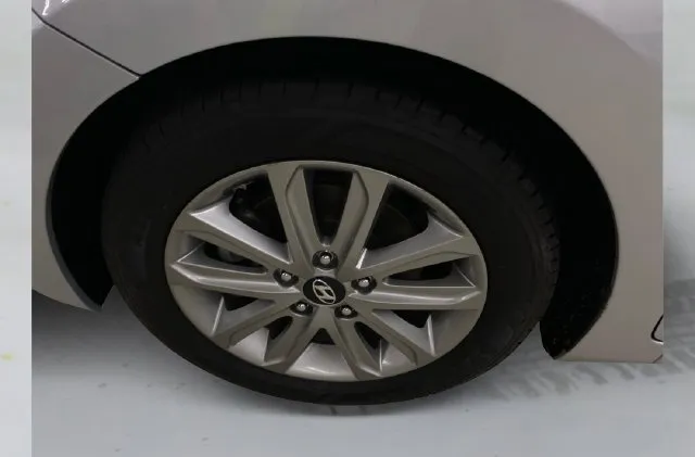 Hyundai Elantra photo 19