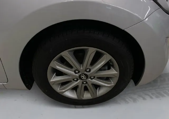 Hyundai Elantra photo 16