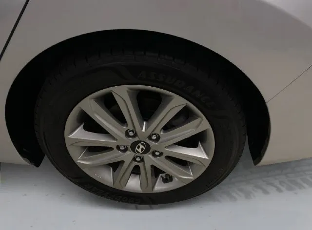 Hyundai Elantra photo 18