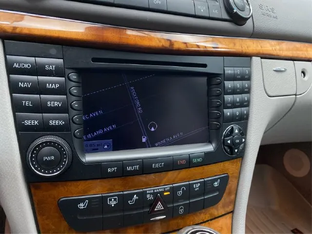 Mercedes-Benz E-Class photo 30