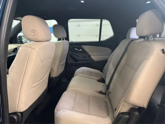 2022 Chevrolet Traverse LS photo 4