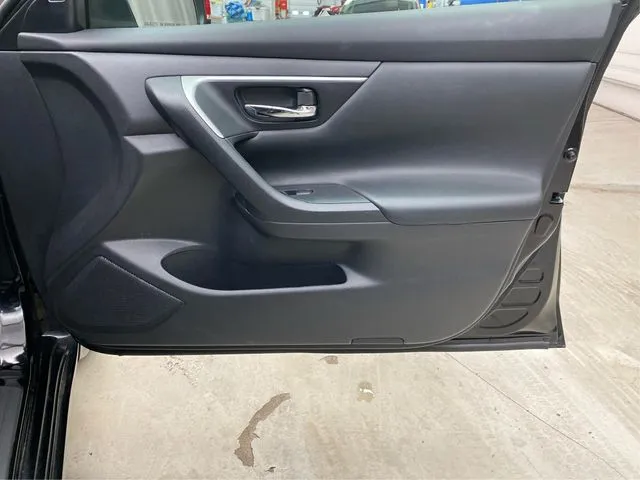 2017 Nissan Altima 2.5 SV photo 4