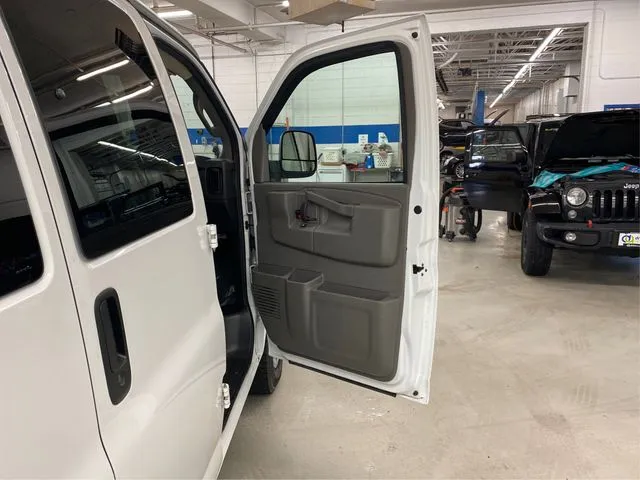 2019 Chevrolet Express Passenger LT - Photo 22