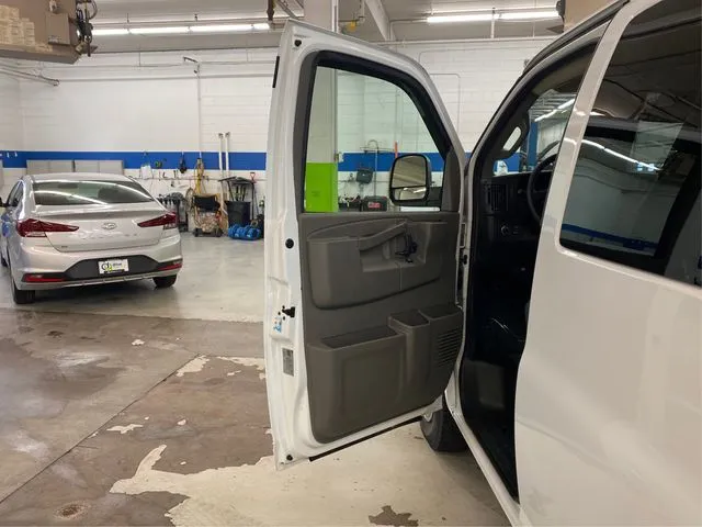 2019 Chevrolet Express Passenger LT - Photo 21