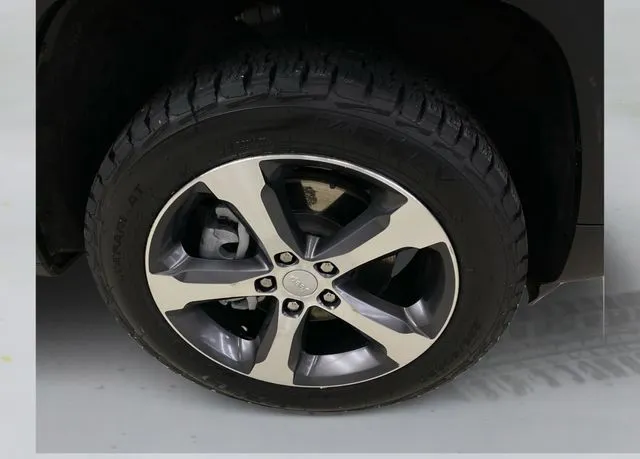 Jeep Grand Cherokee photo 17