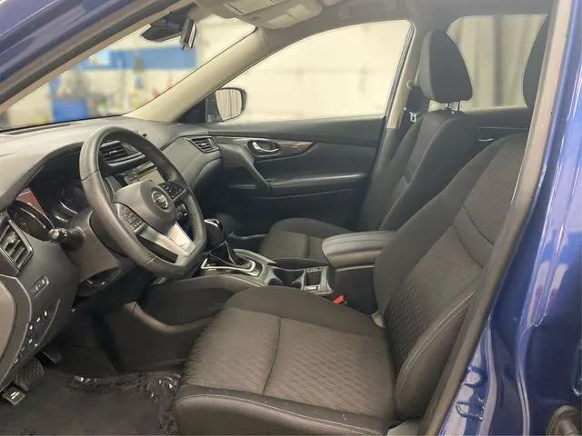 2020 Nissan Rogue SV photo 2