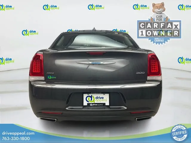 2022 Chrysler 300 Touring photo 3