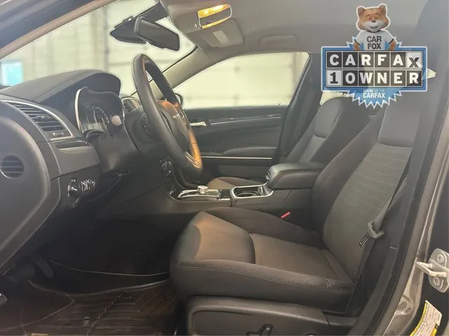 2022 Chrysler 300 Touring photo 4