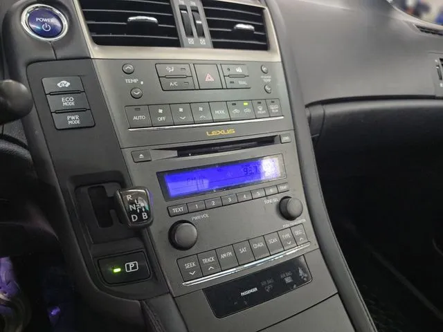 Lexus HS photo 31