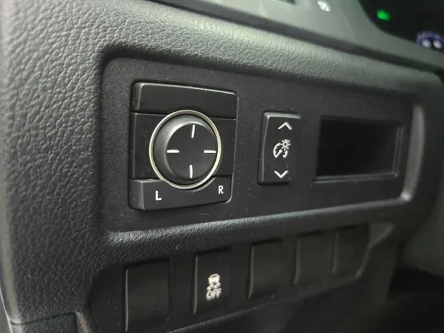 Lexus HS photo 24