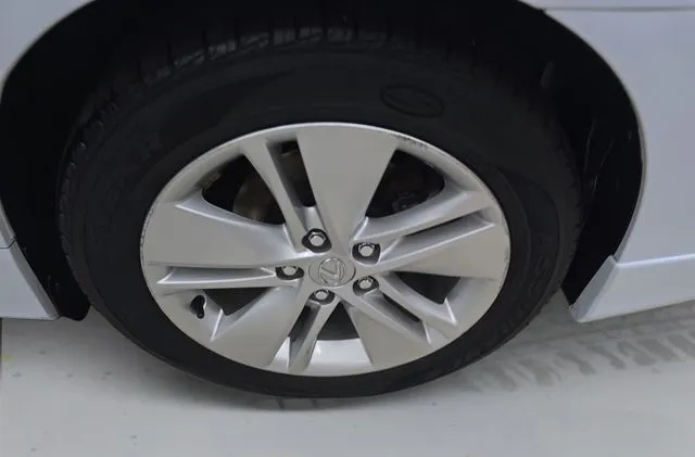 Lexus HS photo 19