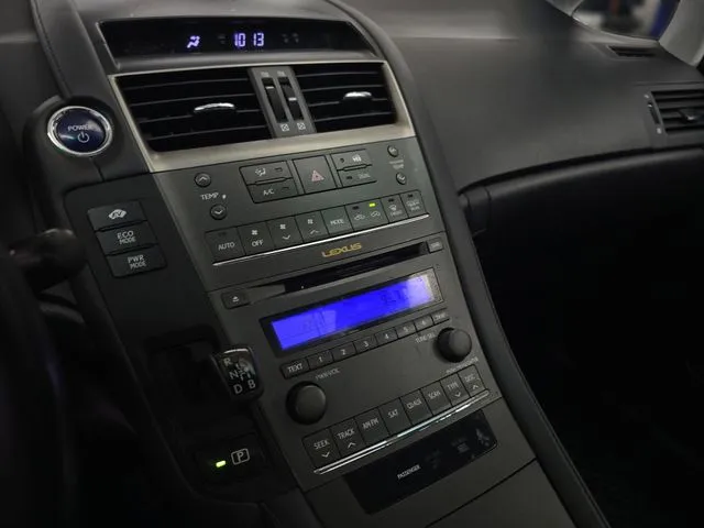 Lexus HS photo 30