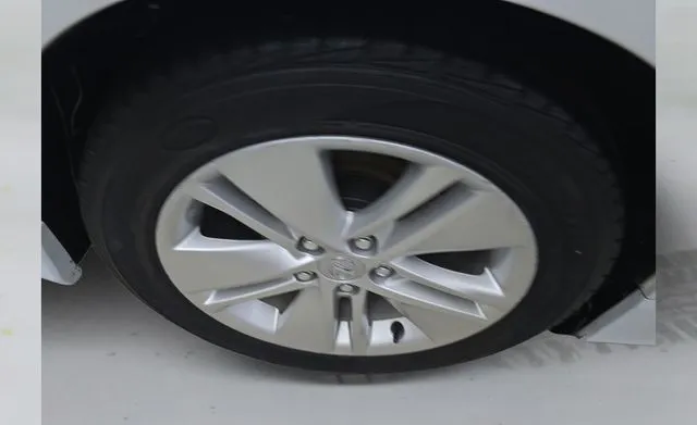 Lexus HS photo 18