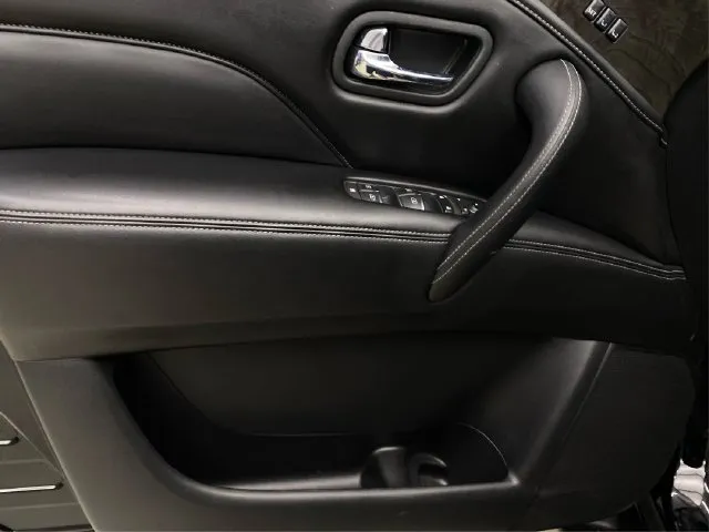 Infiniti QX80 photo 26