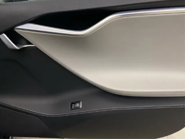 Tesla Model S photo 27
