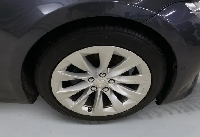 Tesla Model S photo 17